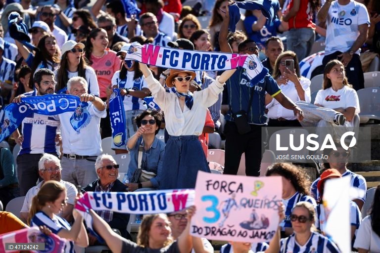 Adeptos do FC Porto durante o jogo da final da Taça de Portugal feminina de futebol contra o Benfica disputado no Estádio do Jamor, em Oeiras, 17 de maio de 2026. JOSÉ SENA GOULÃO/LUSA