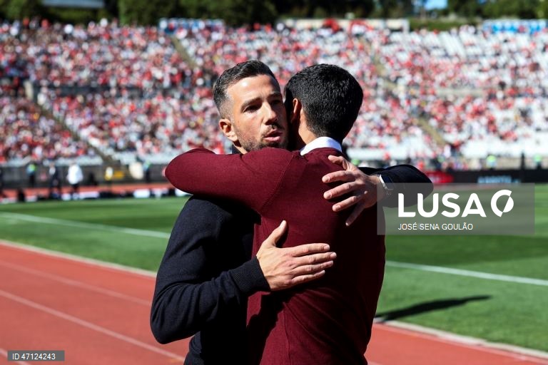 O treinador do Benfica, Ivan Baptista (D), cumprimenta o treinador do FC Porto, Daniel Chaves, antes do jogo da final da Taça de Portugal feminina de futebol, disputado no Estádio do Jamor, em Oeiras, 17 de maio de 2026. JOSÉ SENA GOULÃO/LUSA