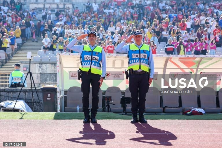 Dois agentes da Polícia de Segurança Pública cantam o Hino Nacional antes do jogo da final da Taça de Portugal feminina de futebol entre o Benfica e o FC Porto, disputado no Estádio do Jamor, em Oeiras, 17 de maio de 2026. JOSÉ SENA GOULÃO/LUSA