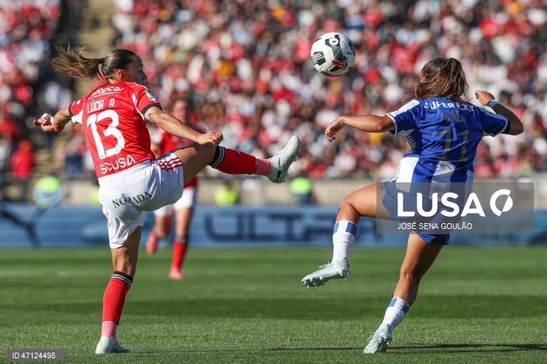 A jogadora do Benfica Lúcia Alves (E), disputa a bola com a jogadora do FC Porto, Alice Reto, durante o jogo da final da Taça de Portugal feminina de futebol, disputado no Estádio do Jamor, em Oeiras, 17 de maio de 2026. JOSÉ SENA GOULÃO/LUSA