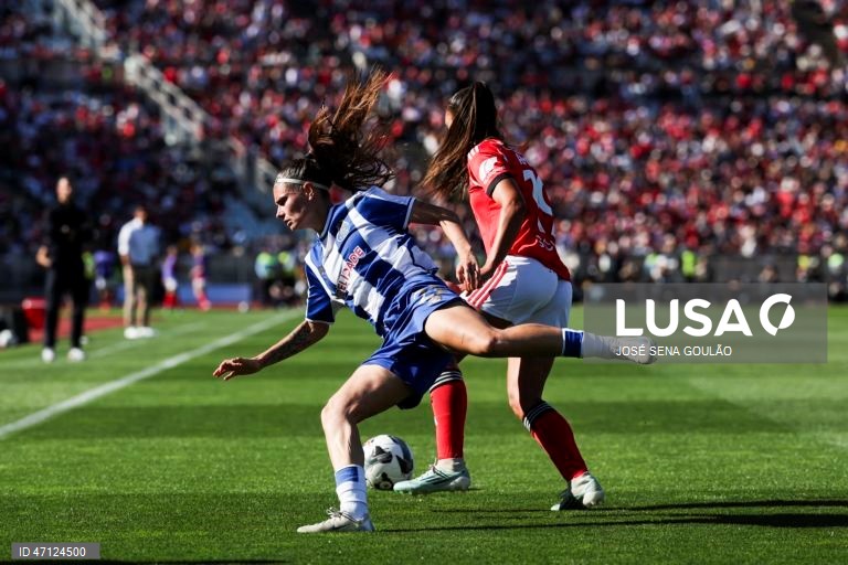 A jogadora do Benfica Catarina Amado (D), disputa a bola com a jogadora do FC Porto, Lara Peruca, durante o jogo da final da Taça de Portugal feminina de futebol, disputado no Estádio do Jamor, em Oeiras, 17 de maio de 2026. JOSÉ SENA GOULÃO/LUSA