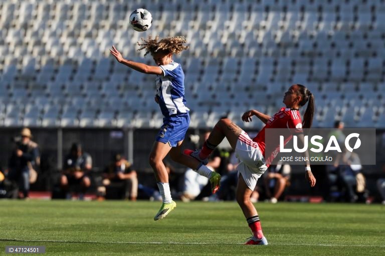 A jogadora do Benfica Nycole Raysla (D), disputa a bola com a jogadora do FC Porto, Karoline Lima, durante o jogo da final da Taça de Portugal feminina de futebol, disputado no Estádio do Jamor, em Oeiras, 17 de maio de 2026. JOSÉ SENA GOULÃO/LUSA