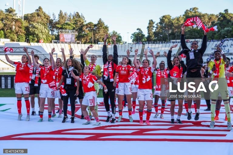 Jogadoras do Benfica festejam após o jogo da final da Taça de Portugal feminina de futebol contra o FC Porto, disputado no Estádio do Jamor, em Oeiras, 17 de maio de 2026. O Benfica conquistou hoje a Taça de Portugal pela terceira vez ao vencer o FC Porto, por 2-0, na final disputada no Estádio Nacional, em Oeiras, no primeiro clássico de sempre no futebol feminino. JOSÉ SENA GOULÃO/LUSA