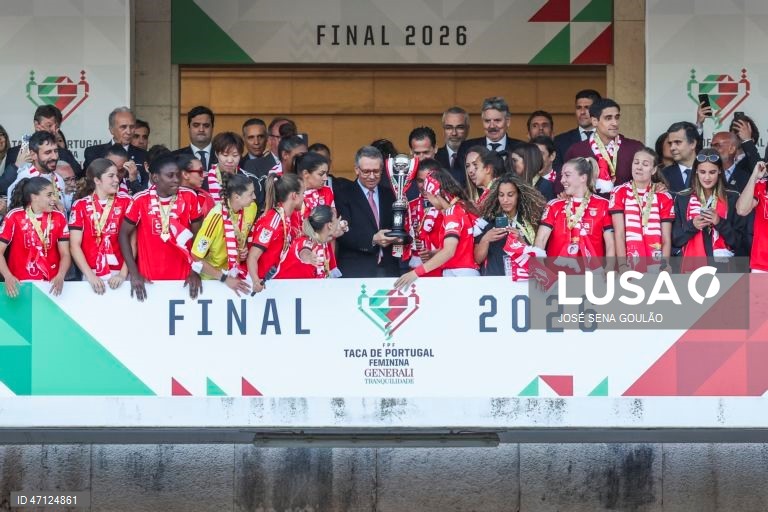O Presidente da República, António José Seguro (C), entrega a taça às jogadoras do Benfica após o jogo da final da Taça de Portugal feminina de futebol contra o FC Porto, disputado no Estádio do Jamor, em Oeiras, 17 de maio de 2026. O Benfica conquistou hoje a Taça de Portugal pela terceira vez ao vencer o FC Porto, por 2-0, na final disputada no Estádio Nacional, em Oeiras, no primeiro clássico de sempre no futebol feminino. JOSÉ SENA GOULÃO/LUSA