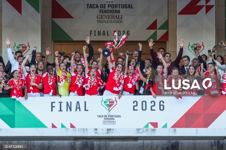 Jogadoras do Benfica festejam com a taça na tribuna após o jogo da final da Taça de Portugal feminina de futebol contra o FC Porto, disputado no Estádio do Jamor, em Oeiras, 17 de maio de 2026. O Benfica conquistou hoje a Taça de Portugal pela terceira vez ao vencer o FC Porto, por 2-0, na final disputada no Estádio Nacional, em Oeiras, no primeiro clássico de sempre no futebol feminino. JOSÉ SENA GOULÃO/LUSA