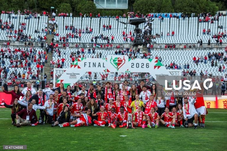 Jogadoras do Benfica festejam com a taça após o jogo da final da Taça de Portugal feminina de futebol contra o FC Porto, disputado no Estádio do Jamor, em Oeiras, 17 de maio de 2026. O Benfica conquistou hoje a Taça de Portugal pela terceira vez ao vencer o FC Porto, por 2-0, na final disputada no Estádio Nacional, em Oeiras, no primeiro clássico de sempre no futebol feminino. JOSÉ SENA GOULÃO/LUSA