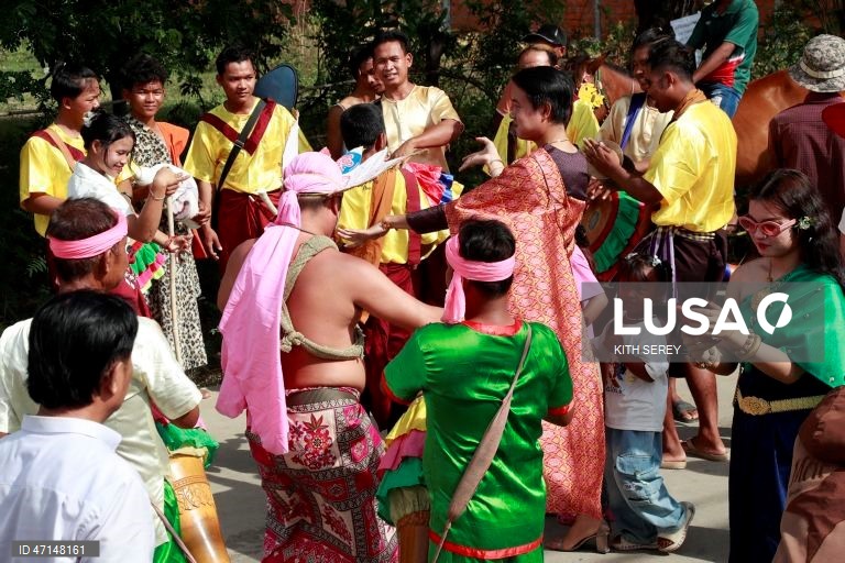 Habitantes de uma aldeia cambojana honram as tradições locais relacionadas com os espíritos na cerimónia de Pring Ka-Ek
