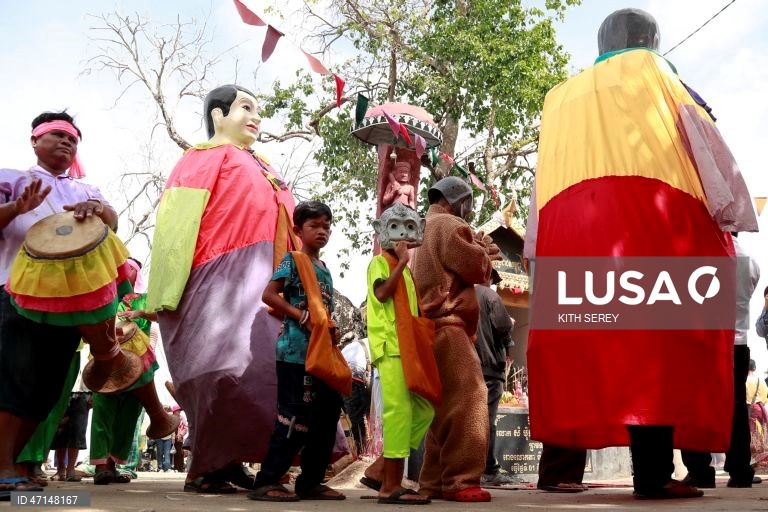 Habitantes de uma aldeia cambojana honram as tradições locais relacionadas com os espíritos na cerimónia de Pring Ka-Ek