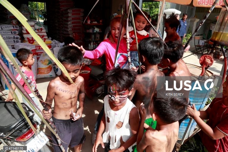 Habitantes de uma aldeia cambojana honram as tradições locais relacionadas com os espíritos na cerimónia de Pring Ka-Ek