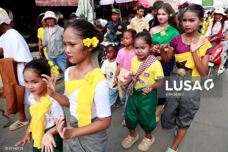 Habitantes de uma aldeia cambojana honram as tradições locais relacionadas com os espíritos na cerimónia de Pring Ka-Ek