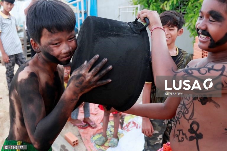 Habitantes de uma aldeia cambojana honram as tradições locais relacionadas com os espíritos na cerimónia de Pring Ka-Ek