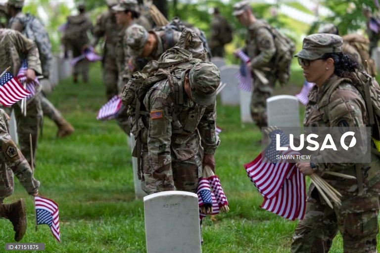 EUA: Cerimónia militar no Cemitério de Arlington