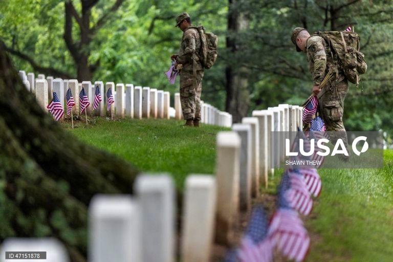 EUA: Cerimónia militar no Cemitério de Arlington