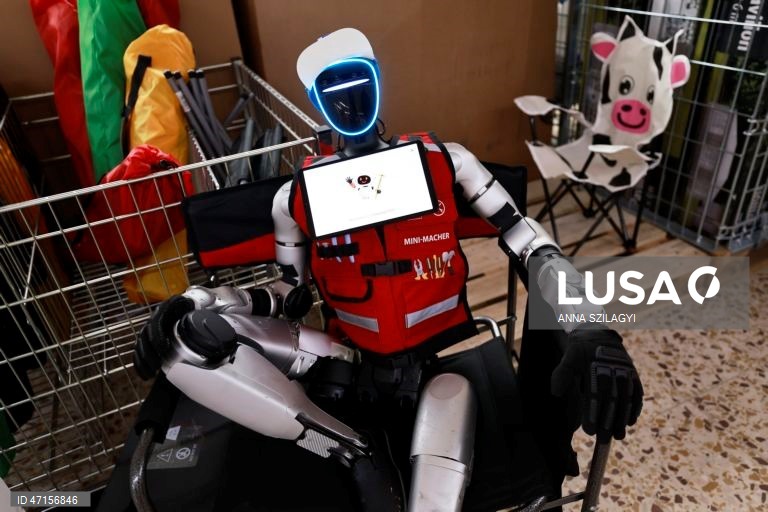 Alemanha: Robô humanóide atende clientes numa loja de ferragens em Pocking, Baviera