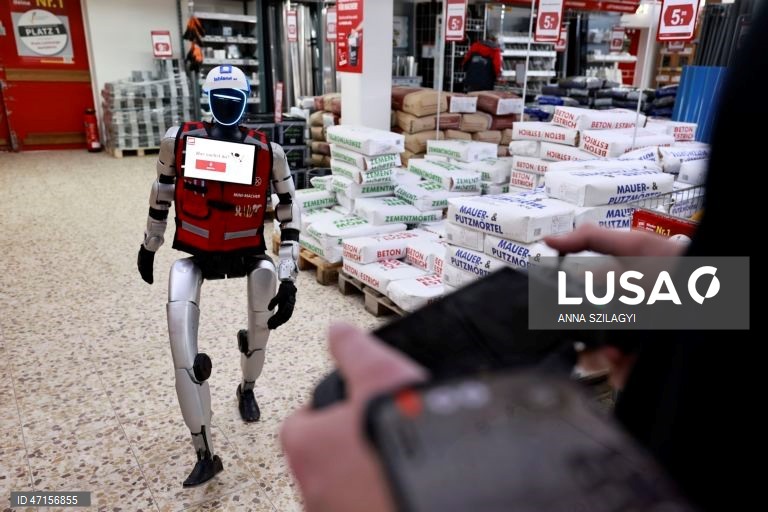 Alemanha: Robô humanóide atende clientes numa loja de ferragens em Pocking, Baviera
