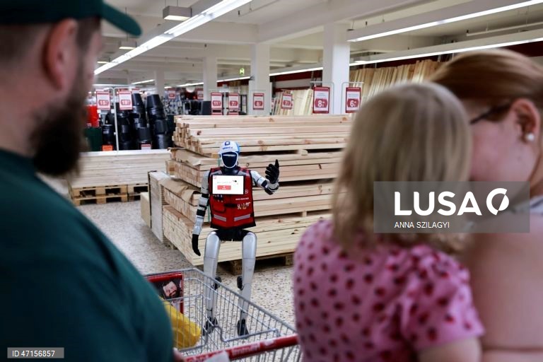Alemanha: Robô humanóide atende clientes numa loja de ferragens em Pocking, Baviera