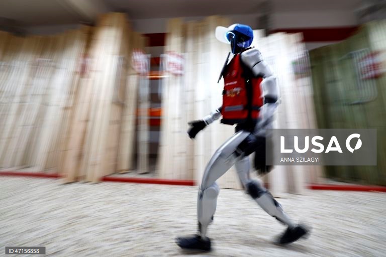 Alemanha: Robô humanóide atende clientes numa loja de ferragens em Pocking, Baviera