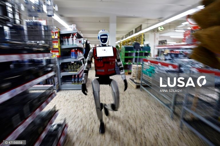 Alemanha: Robô humanóide atende clientes numa loja de ferragens em Pocking, Baviera