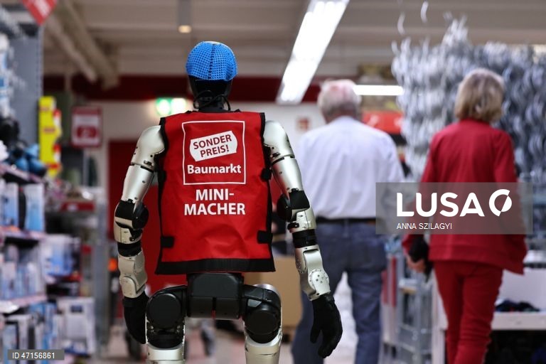 Alemanha: Robô humanóide atende clientes numa loja de ferragens em Pocking, Baviera