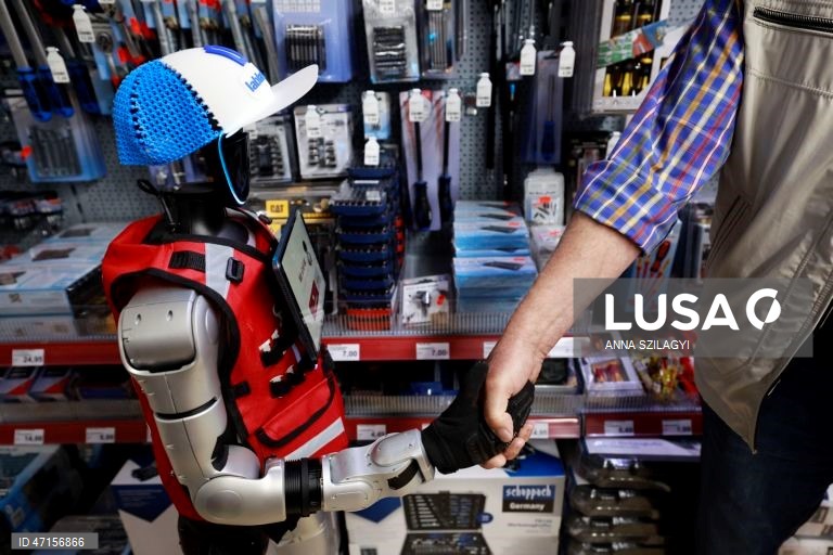 Alemanha: Robô humanóide atende clientes numa loja de ferragens em Pocking, Baviera