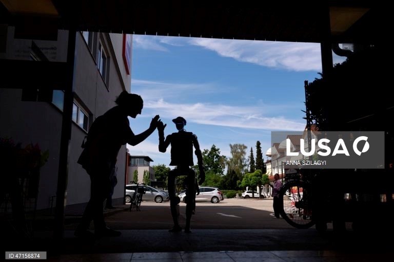 Alemanha: Robô humanóide atende clientes numa loja de ferragens em Pocking, Baviera
