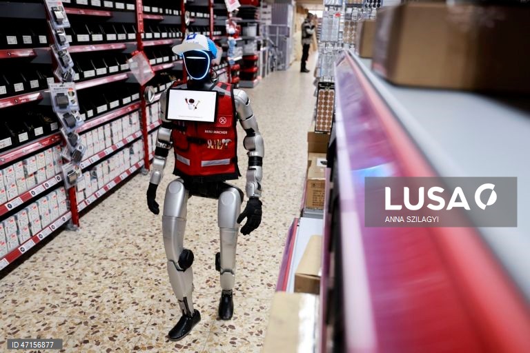 Alemanha: Robô humanóide atende clientes numa loja de ferragens em Pocking, Baviera