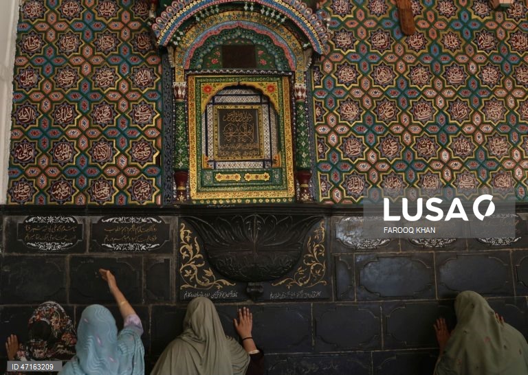 Índia: Muçulmanos comemoram o aniversário do santo sufi Mir Syed Ali Hamadani em Srinagar