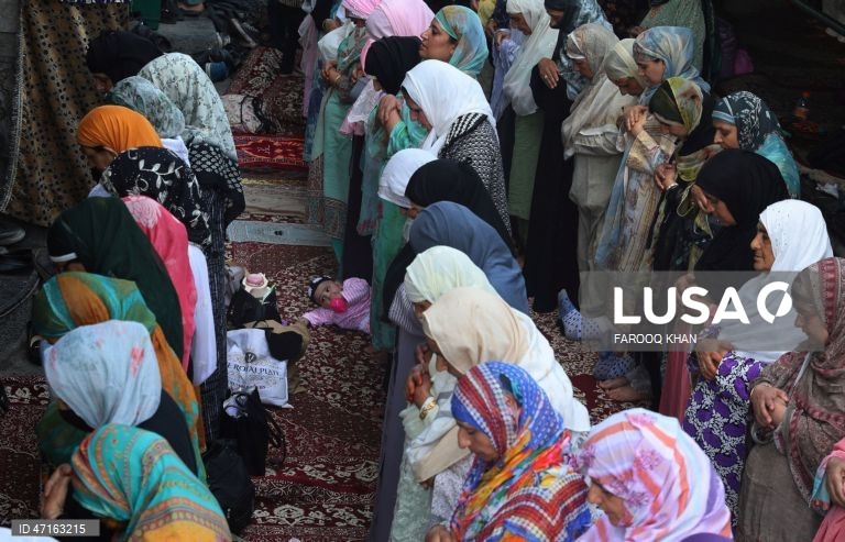 Índia: Muçulmanos comemoram o aniversário do santo sufi Mir Syed Ali Hamadani em Srinagar