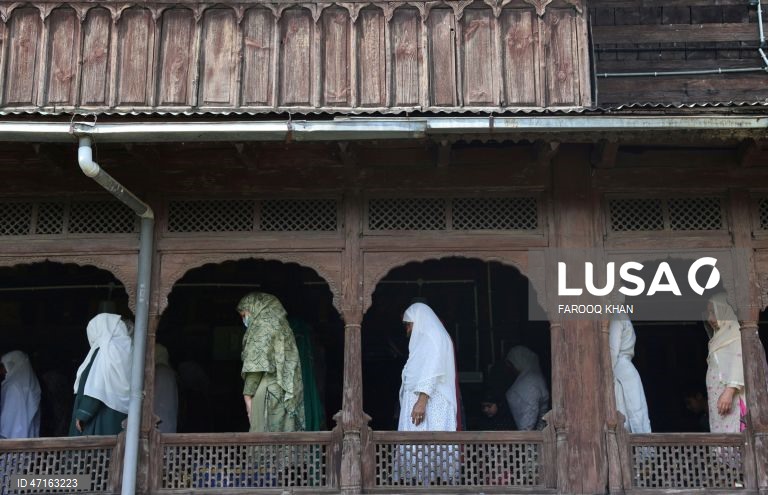 Índia: Muçulmanos comemoram o aniversário do santo sufi Mir Syed Ali Hamadani em Srinagar