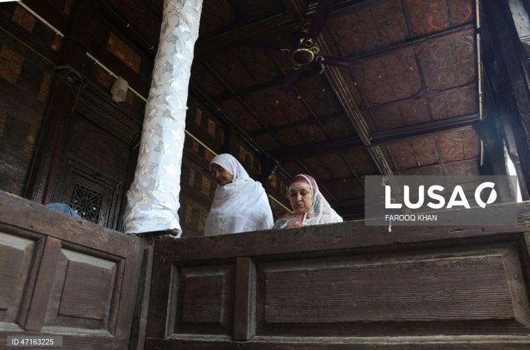 Índia: Muçulmanos comemoram o aniversário do santo sufi Mir Syed Ali Hamadani em Srinagar