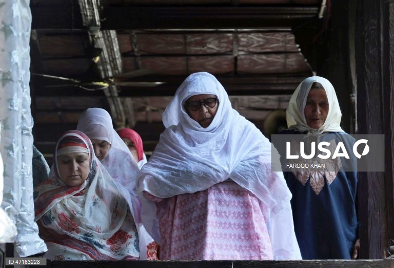 Índia: Muçulmanos comemoram o aniversário do santo sufi Mir Syed Ali Hamadani em Srinagar