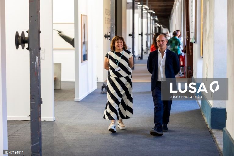 A diretora da ARCO, Maribel López (E), durante a abertura da 9.ª edição da ARCOlisboa - Feira Internacional de Arte Contemporânea, uma organização da IFEMA MADRID e da Câmara Municipal de Lisboa, que conta com a participação de  84 galerias de 18 países e estará patente até 31 de maio, na Cordoaria Nacional, em Lisboa, 28 de maio de 2026. JOSÉ SENA GOULÃO/LUSA