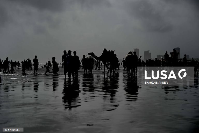 Paquistaneses celebram o Eid al-Adha em Carachi