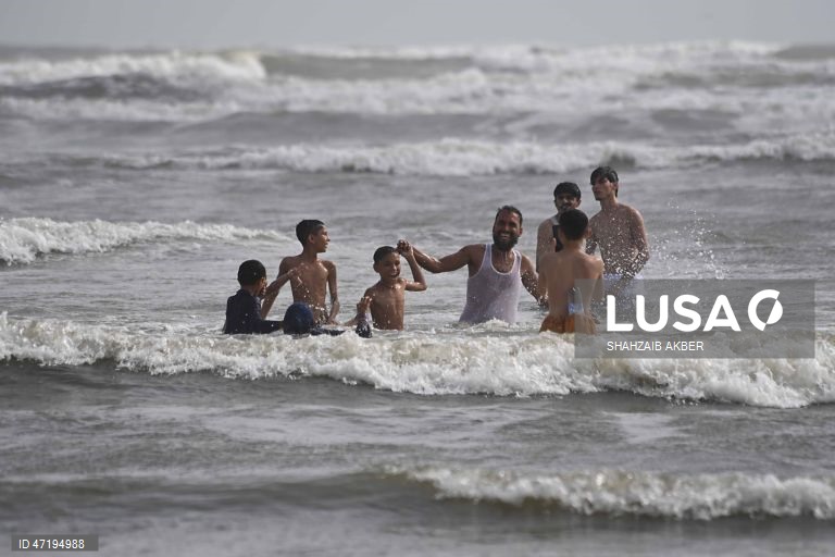 Paquistaneses celebram o Eid al-Adha em Carachi