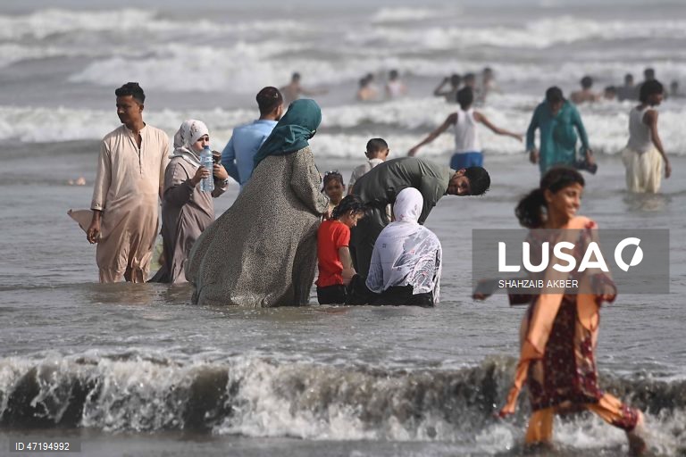 Paquistaneses celebram o Eid al-Adha em Carachi