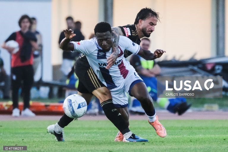 O jogador do Casa Pia, David Sousa (D), disputa a bola com o jogador do Torreense, Dany Jean, durante o jogo do Play-off de acesso à I Liga de futebol, disputado no Estádio Municipal de Rio Maior, 28 de maio de 2026. CARLOS BARROSO/LUSA
