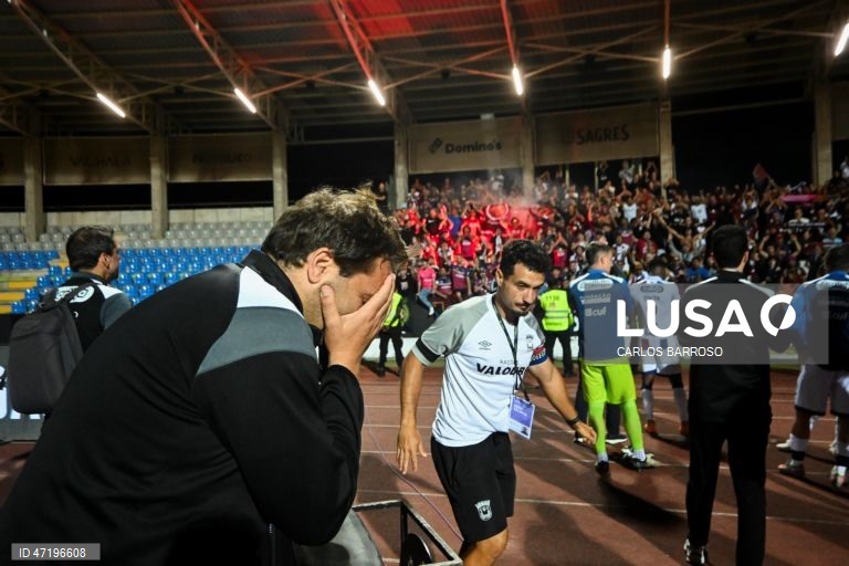 O treinador do Torreense, Luís Tralhão (E), mostra o seu descontentamento após a vitória do Casa Pia no final do jogo do Play-off de acesso à I Liga de futebol, disputado no Estádio Municipal de Rio Maior, 28 de maio de 2026. CARLOS BARROSO/LUSA