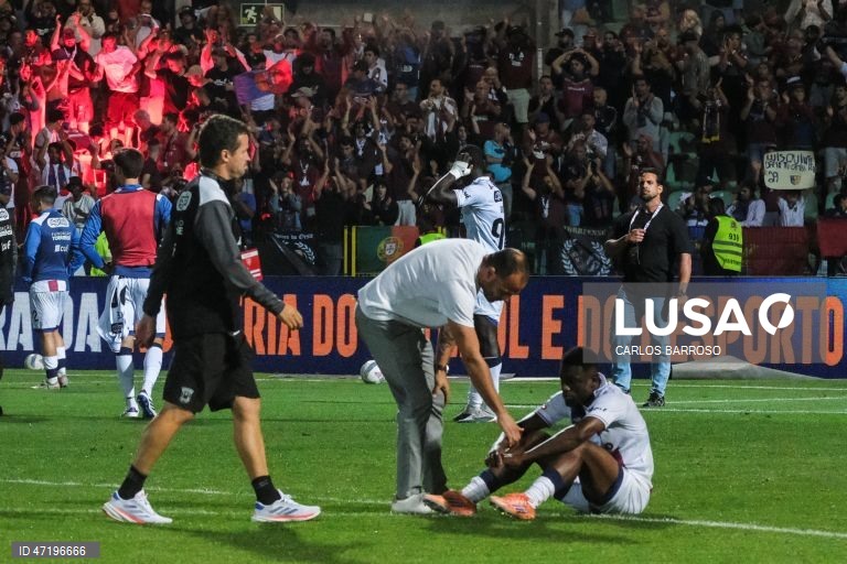 Jogadores do Torreense mostram o seu descontentamento após a vitória do Casa Pia no final do jogo do Play-off de acesso à I Liga de futebol, disputado no Estádio Municipal de Rio Maior, 28 de maio de 2026. CARLOS BARROSO/LUSA