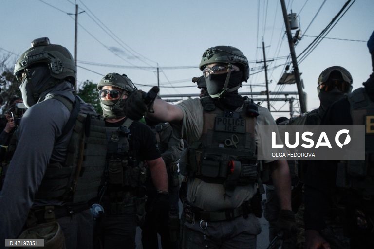 EUA: Protestos contra o ICE durante uma greve de fome de detidos num centro de detenção em Nova Jérsia