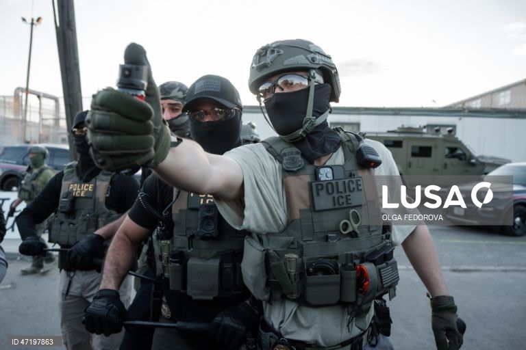 EUA: Protestos contra o ICE durante uma greve de fome de detidos num centro de detenção em Nova Jérsia