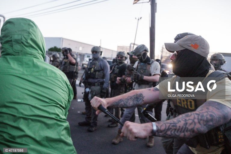 EUA: Protestos contra o ICE durante uma greve de fome de detidos num centro de detenção em Nova Jérsia