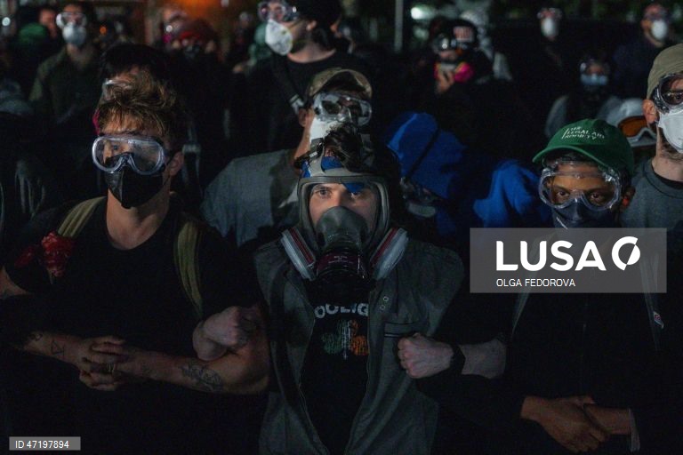EUA: Protestos contra o ICE durante uma greve de fome de detidos num centro de detenção em Nova Jérsia