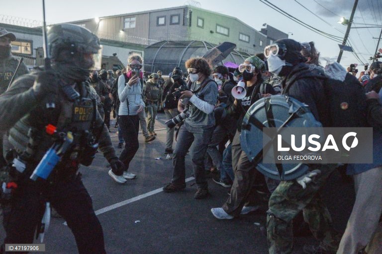 EUA: Protestos contra o ICE durante uma greve de fome de detidos num centro de detenção em Nova Jérsia