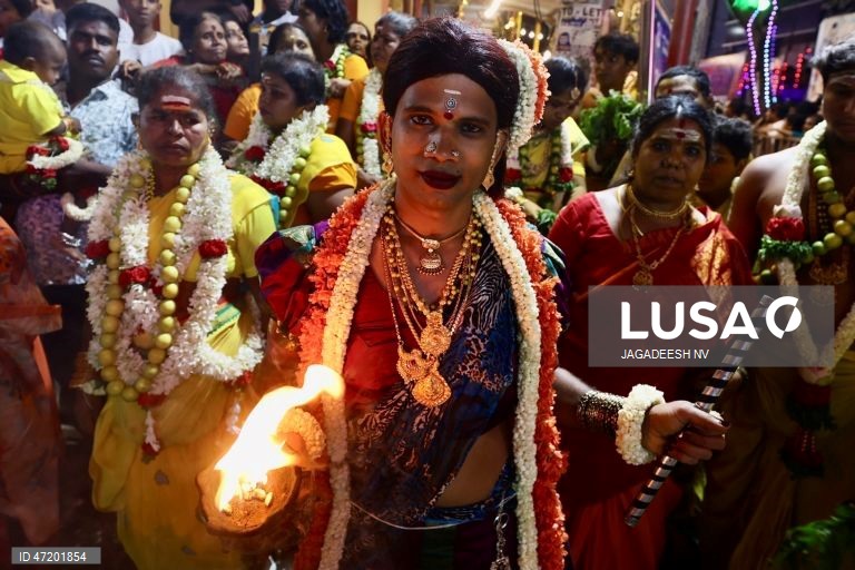 Devotos participam num ritual de caminhada sobre brasas em homenagem a Adi-Para Shakti, em Bangalore.