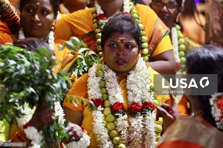 Devotos participam num ritual de caminhada sobre brasas em homenagem a Adi-Para Shakti, em Bangalore.