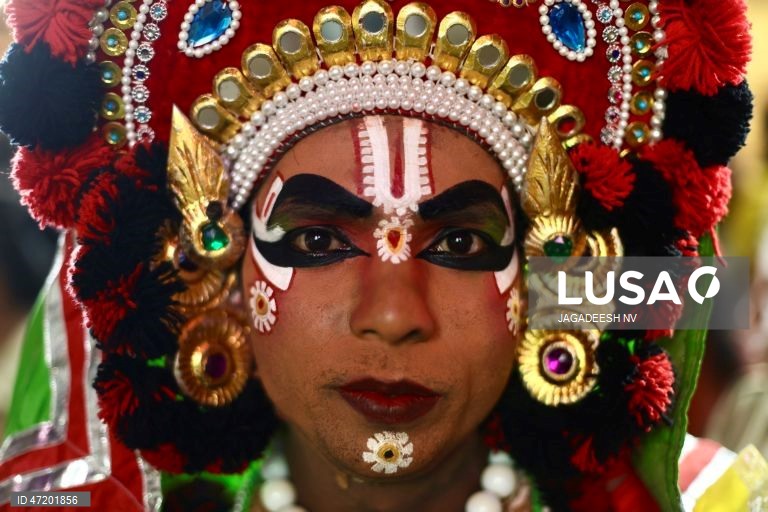 Devotos participam num ritual de caminhada sobre brasas em homenagem a Adi-Para Shakti, em Bangalore.