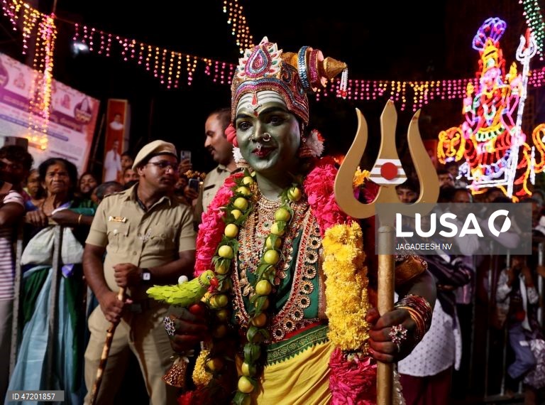Devotos participam num ritual de caminhada sobre brasas em homenagem a Adi-Para Shakti, em Bangalore.