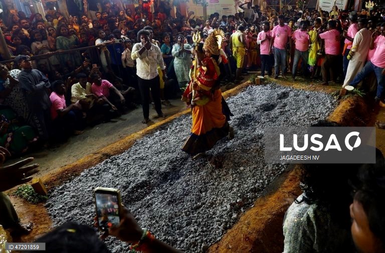 Devotos participam num ritual de caminhada sobre brasas em homenagem a Adi-Para Shakti, em Bangalore.