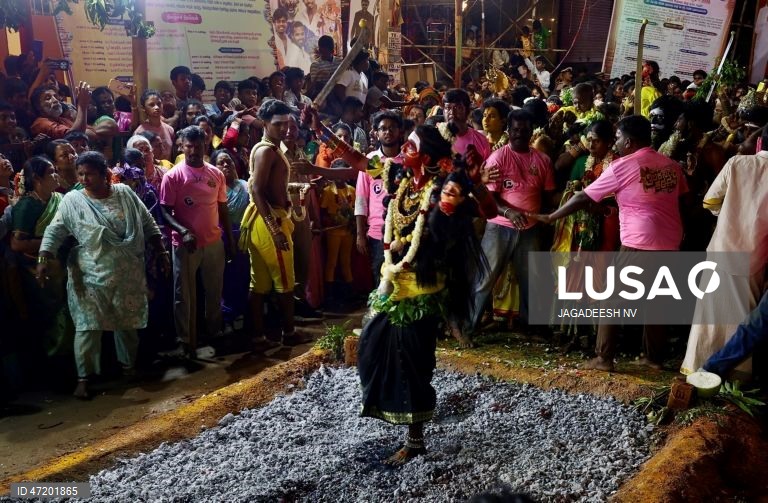Devotos participam num ritual de caminhada sobre brasas em homenagem a Adi-Para Shakti, em Bangalore.