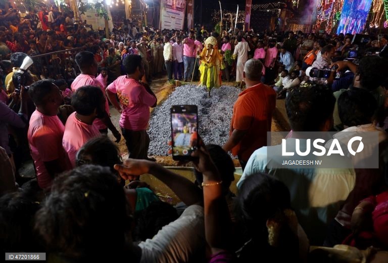 Devotos participam num ritual de caminhada sobre brasas em homenagem a Adi-Para Shakti, em Bangalore.